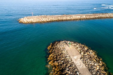 Sahil Mühendisliği ve Deniz Savunmasının İHA görüntüsü Güvenli Geçiş Oluşturan İki Paralel Dalgakıran Limanında