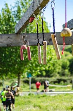 Engelli Yarışta Ağ Altında Sürünen Yarışmacılar (OCR).