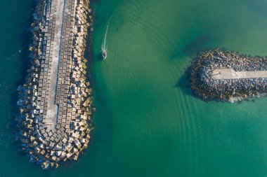 Stone Jetty Limanı 'na giren bir teknenin hava görüntüsü, yukarıdan aşağıya bakan bir dron, yukarıdan aşağıya bakan bir hava aracı.