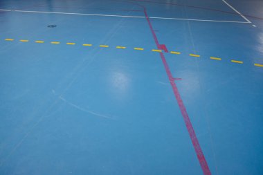 Sarı ve Kırmızı Çizgili Mavi Hentbol Sahası Hentbol Yüzeyi Minimalist Görünümü