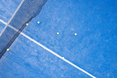 Mavi raket tenis kortunda, raket spor kortları konseptinde aşağı doğru hava aracı video görüntüleri.