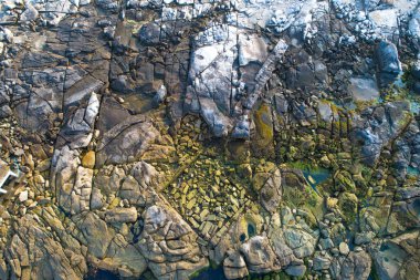 Çatlak Kaya Yüzey Üst Aşağı Görünümü 'nün soyut dokusu, zenital hava aracı görünümü