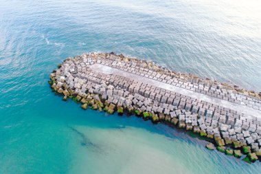 Okyanustaki Beton Kırılma Suyu 'nun hava görüntüsü, yukarıdan aşağıya hava aracı görüntüsü