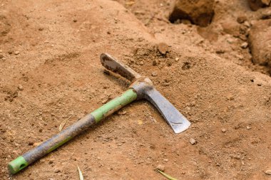 Kazma Aletleri Kazı Alanında Yerde Yatıyor