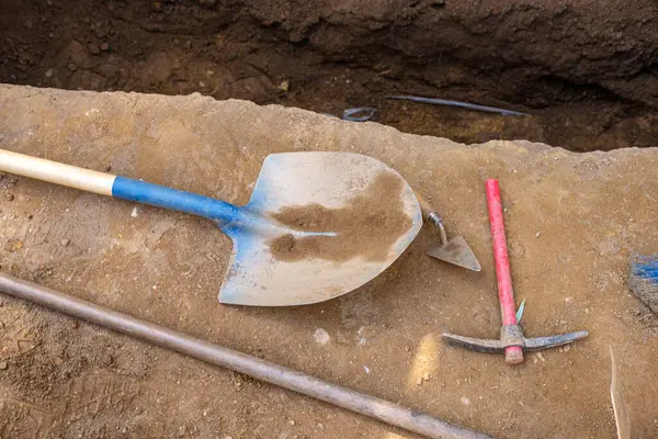 Arkeolojik Aletler Kazma ve Mala Çukurda