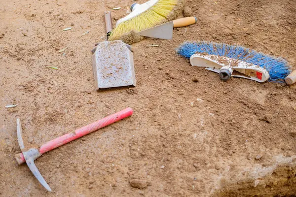 Zeminde Arkeolojik Kazı İçin Aletler