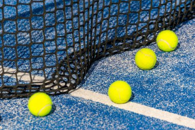 Beyaz Hat 'ın yanındaki Mavi Mahkeme' de Padel Topları Boş Mahkeme 'de Çoklu Sarı Padel Topları