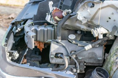 Trafik kazasından sonra hasarlı araba motoru bölmesi.