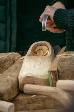 Esnaf geleneksel aletlerle el yapımı ahşap bir ayakkabı yapıyor..