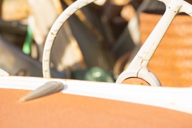 Paslı Vintage Araba İçi Yıpranmış Otomobil Detayları