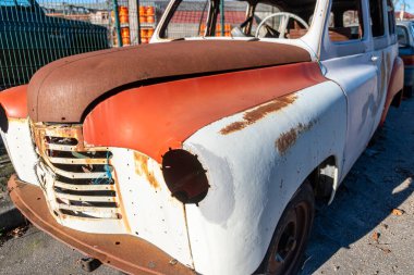 Kayıp farları olan bir Rusty Classic Car. Konsept Unutulmuş bir aracın boş gözleri.