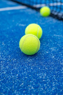 Mavi Mahkeme 'de iki tane Sarı Padel Topları. Ortaklığı ve çiftler oyununu kabul et.