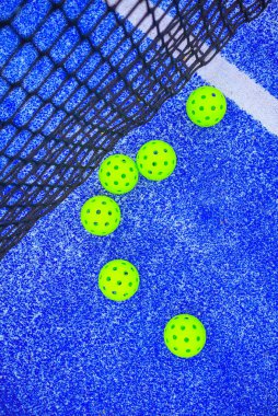 Mavi Saray 'da Yeşil Pickleball toplarının yüksek açılı görüntüsü. Yeni bir sporun dinamik düzenini kabul et.