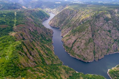 Galiçya, İspanya 'daki uzun ve dolambaçlı Sil Nehri Kanyonu' nun havadan görünüşü.