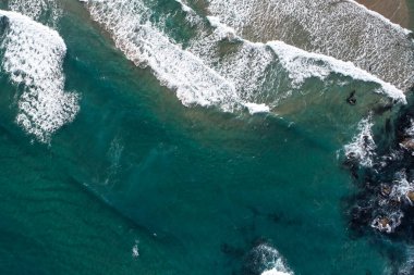 Okyanus Dalgaları 'nın Rocky Sahili' ne düşen hava görüntüsü.