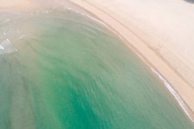 Yeşil Sulu Bir Plajın Minimalist Hava Manzarası