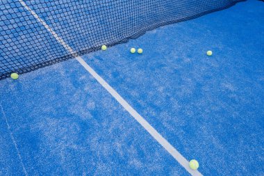 Birkaç taşağı etrafa saçılmış boş bir mahkeme. Bir oyundan sonra sessiz anlar.