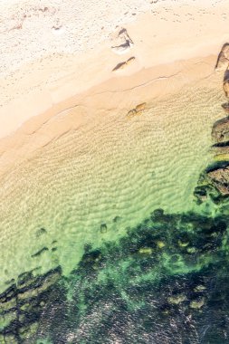 Temiz Turkuaz Suyu ile kumsalın hava aracı görüntüsü. Bozulmamış sahil doğasını kabul et..