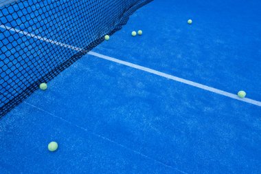 Eğitim seansından sonra boş bir Padel Court. İyi bir çalışmadan sonra tatmin edici yorgunluğu kabul et..