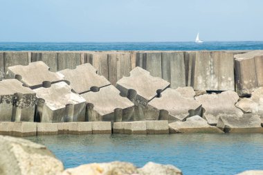 İnsanoğlu sağlam beton ve taş bloklarla iskeleden yapılmış.