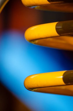 Boyalı Sarı Metal Nesnenin Parlak Yüzeyi. Işığın dokusunu ve yansımasını kavra.