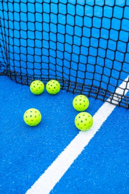 Yeşil topları olan mavi bir picleball sahasının soyut spor geçmişi.