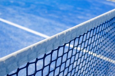 Arkasında mavi bir mahkeme bulunan bir ağın soyut spor geçmişi.