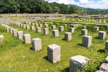Aquis Querquennis 'teki Roma Horreum' unun Taş Sütunları. Antik bir imparatorluğun temelleri.