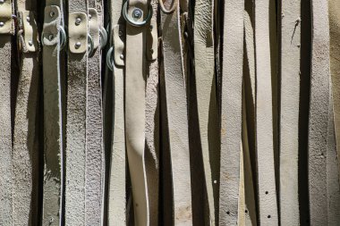 Dikey Deri Şeritlerin Soyut Deseni. Bir kompozisyonun çizgilerini ve ritmini kavra.