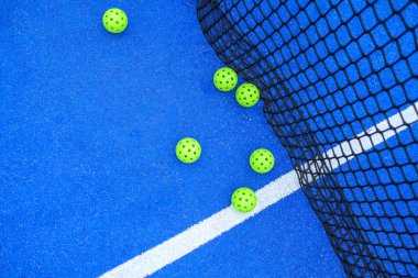 Pickleball topları antrenman için kalenin yanına dizildi..