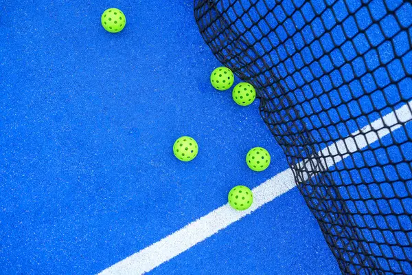 Pickleball topları antrenman için kalenin yanına dizildi..