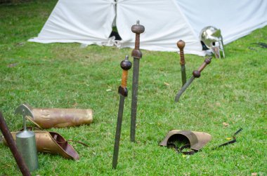 Roma kılıçları (gladius) tarihi bir kampta yere çakıldı..