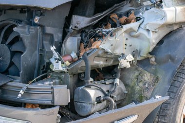 Bir trafik kazasından sonra arabanın arkası ağır hasar görmüş. Bozuk arabalı bir taşıma kazası..