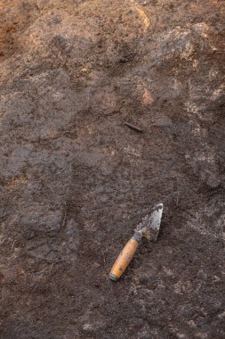 Arkeolojinin temel aracı, bir mala, toprakta..