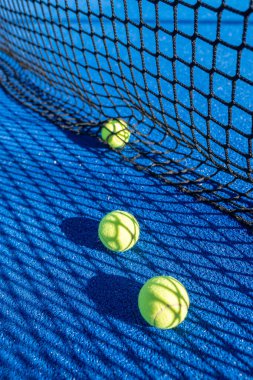 Güçlü Güneş Işığı Divan 'da bir ağ deseni oluşturuyor. Bir açık hava oyununun atmosferini kabul et.