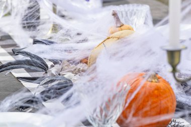 Ürkütücü bir Cadılar Bayramı Partisi için dekore edilmiş bir masa. Kavramsal Bayram Kutlaması.