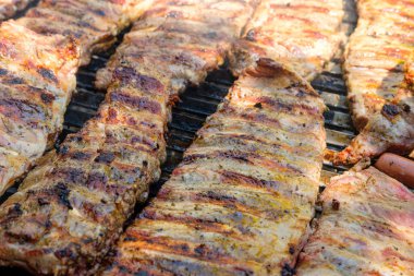 Partide Kömür Barbeküde Izgara Et. Sosyal ve şenlikli bir yemek kavramı.