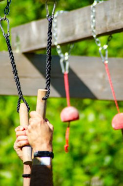 Engel parkur yarışı OCR katılımcısı güç ve dayanıklılık gösteriyor.