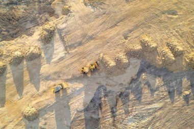 İnşaat bölgesinde toprak taşıma ekipmanı. Bir inşaat sahasında çalışan endüstriyel makineler. havadan yukarıdan aşağıya görünüm