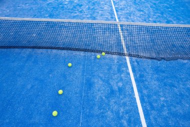 Mavi kortta padel topları, mavi sentetik yüzey üzerinde Spor Malzemeleri Padel topları, açık hava oyunu