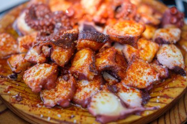 Ahtapotun ahşap tabakta Galiçya tarifi, Yemek Kültürü Pulpo a Feira