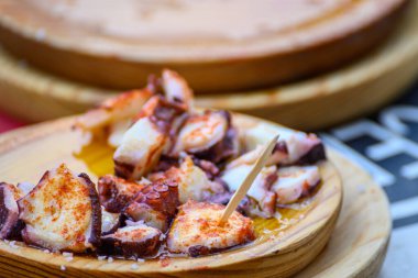 Octopus Pulpo a Feira with Smoked Paprika and Sea Salt on a Wooden Plate. Konsept: İspanyol mutfağı