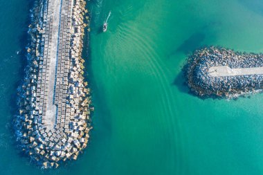 İki Dalgakıran Arasındaki Teknenin Hava Görüntüsü. Güvenli liman ve seyrüsefer kavramını kabul et.