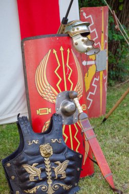 Roma kılıçlarının, miğferlerinin ve zırhlarının otantik kopyaları.