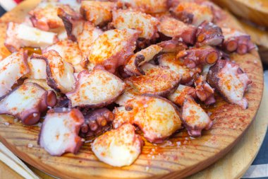 Şef Galiçya tarzı ahtapotun üzerine zeytinyağı döküyor..