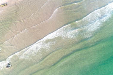 Dalgalar ve Kum Şablonu, Tepedeki Güzel Sahilde, Sahil Soyutlaması. Yukarıdan aşağıya görünüm