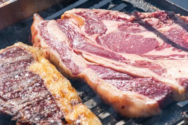 Bir parça çiğ biftek ve bir parça pişmiş biftek. Biftek..