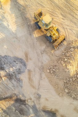 Bir tekerlek yükleyici ve bir yol silindiri yeni bir gelişme üzerinde çalışıyor. Bir Makine Takımı