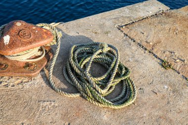 Limandaki paslı tekne kazanı ve halat, deniz yolculuğu konsepti..