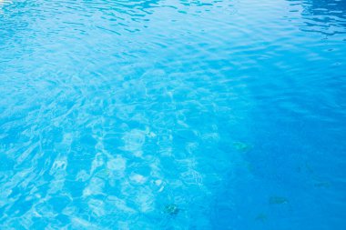 Mavi yüzme havuzu suyu dokusu. Yaz mevsiminin ferahlatıcı duygusunu kabul et.